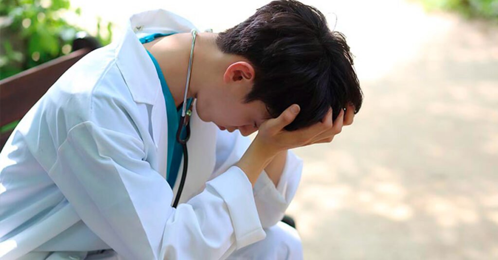Prevalência da Síndrome de Burnout entre estudantes de medicina e fatores sociodemográficos associados