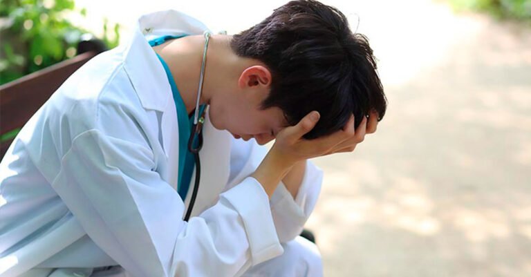 Prevalência da Síndrome de Burnout entre estudantes de medicina e fatores sociodemográficos associados
