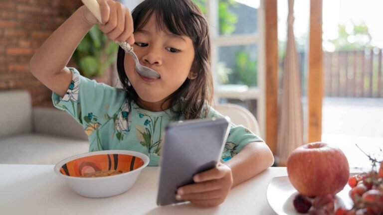 A infância em crise entre brincadeiras e telas digitais