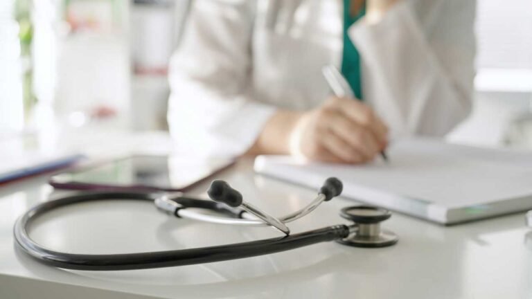 O pudor de cobrar: quando o médico precisa justificar o próprio valor